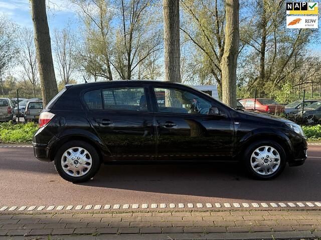 Zwart Gebruikt 2005 Opel Astra Enjoy Hatchback | € 1.099 (Goede deal) - Afbeelding 1/4