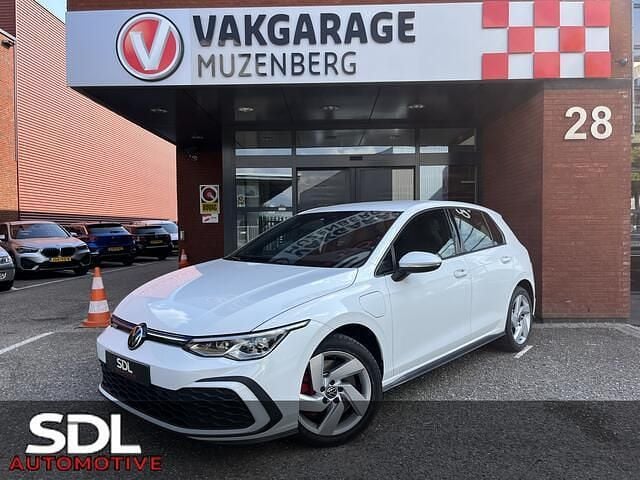 Wit Gebruikt 2020 VW Golf VIII GTE Hatchback | € 21.945 (Goede deal) - Afbeelding 1/4