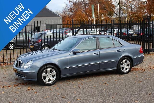 Blauw Gebruikt 2005 Mercedes E350 Avantgarde Sedan | € 6.950 (Goede deal) - Afbeelding 1/3