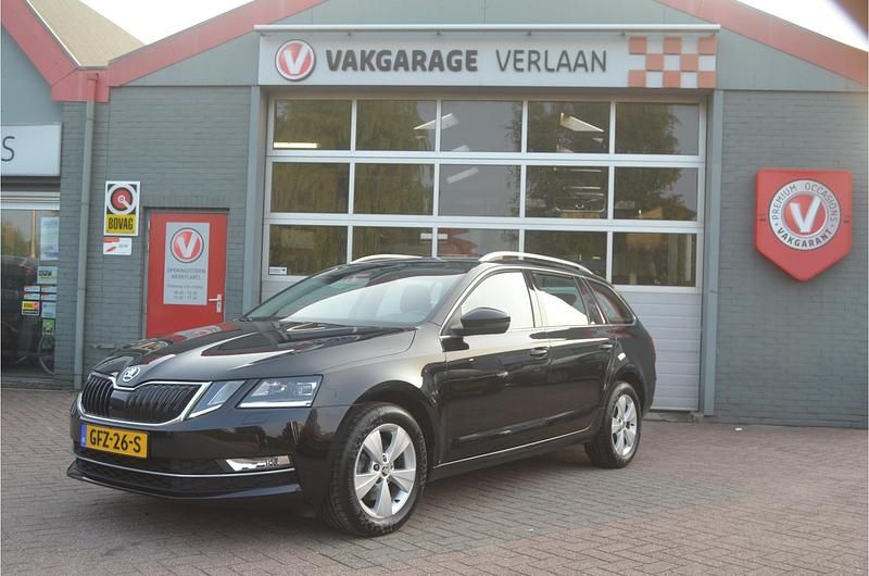 Zwart Occasion 2019 Skoda Octavia Style Stationwagen | € 17.500 (Iets duurder) - Afbeelding 1/4