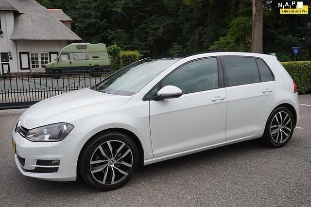 Wit Gebruikt 2017 VW Golf VII Highline Hatchback | € 13.400 (Eerlijke prijs) - Afbeelding 1/4