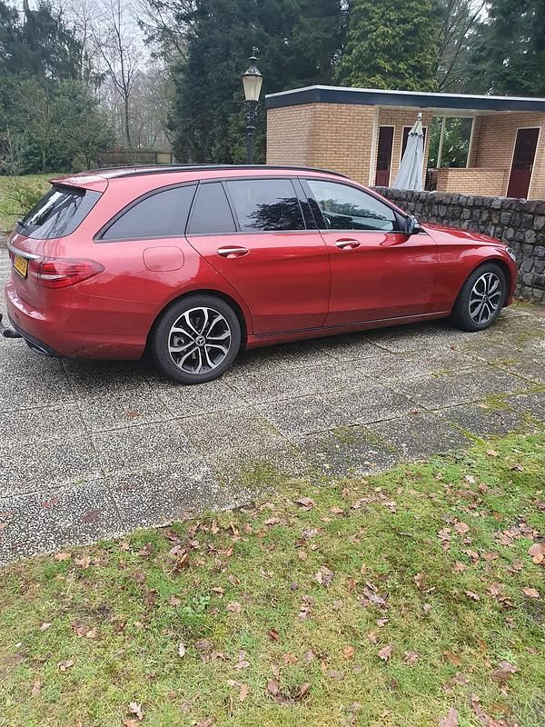Rood (metallic) Gebruikt 2019 Mercedes C220 Premium Stationwagen | € 21.750 - Afbeelding 1/4