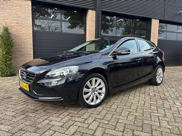 Zwart Gebruikt 2015 Volvo V40 Momentum Hatchback | € 12.950 (Iets duurder) - Afbeelding 1/4