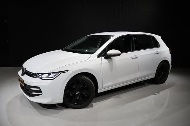 Wit Occasion 2024 VW Golf VIII Edition Hatchback | € 28.450 (Goede deal) - Afbeelding 1/4