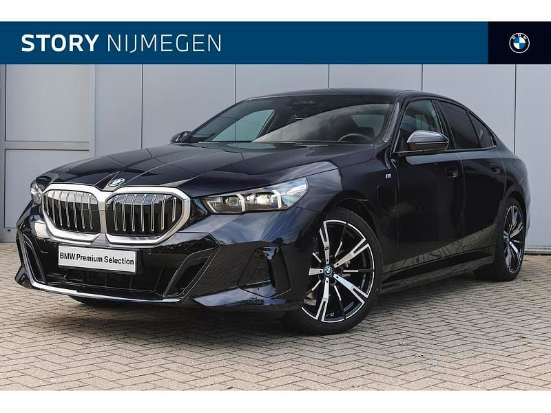 Zwart Occasion 2024 BMW 530e Executive Sedan | € 57.950 (Goede deal) - Afbeelding 1/4