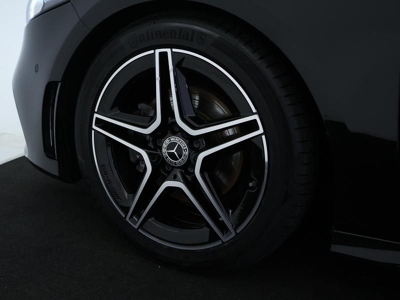 Occasion Mercedes A180 Business 136 PK (100 kW) 2021 Zwart Hatchback