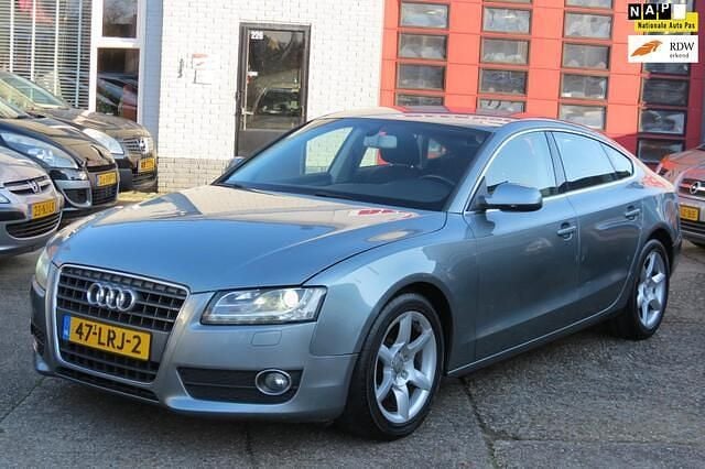 Grijs (metallic) Gebruikt 2010 Audi A5 Sportback Proline Hatchback | € 5.450 (Eerlijke prijs) - Afbeelding 1/4
