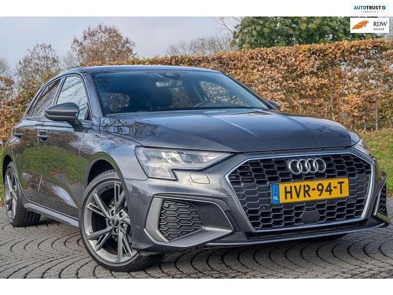 Grijs Gebruikt 2024 Audi A3 Sportback e-tron S-Line Hatchback | € 27.949 (Super prijs) - Afbeelding 1/4
