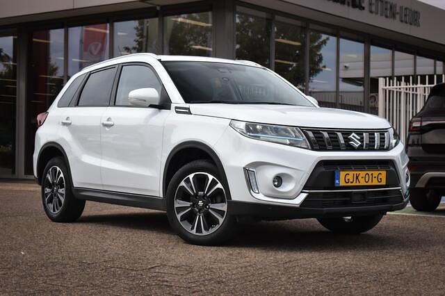Wit Gebruikt 2023 Suzuki Vitara Style SUV | € 25.485 (Eerlijke prijs) - Afbeelding 1/3