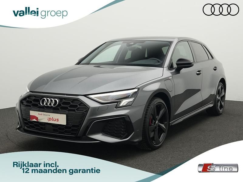 Grijs Gebruikt 2024 Audi A3 Sportback e-tron S-Line Sedan | € 39.900 (Eerlijke prijs) - Afbeelding 1/4