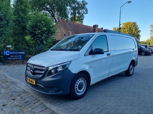 Wit Gebruikt 2023 Mercedes Vito MPV | € 17.450 - Afbeelding 1/4