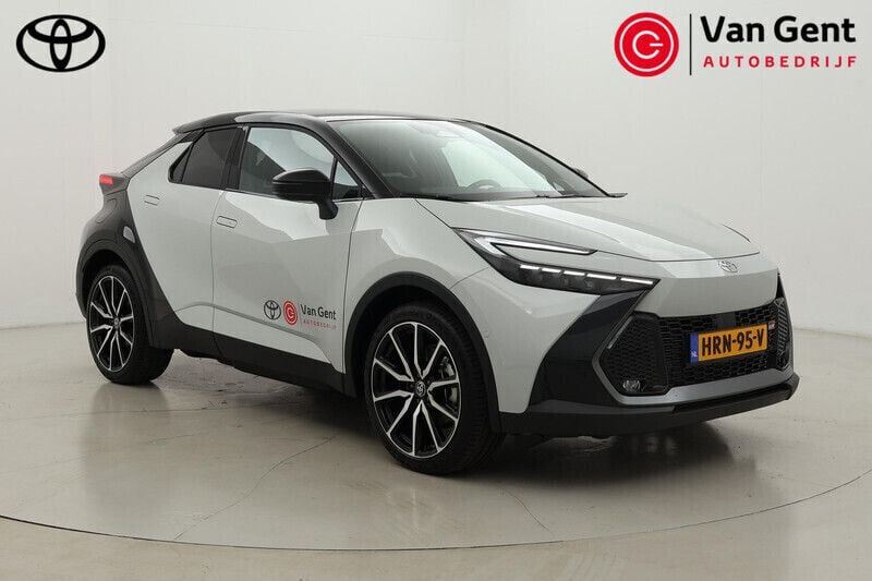 Grijs Nieuw 2025 Toyota C-HR Plus SUV | € 51.999 (Duur) - Afbeelding 1/4