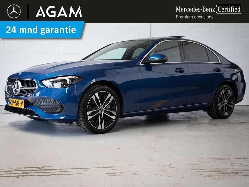 Blauw, metallic lak Gebruikt 2024 Mercedes C300e Luxury Sedan | € 49.950 (Goede deal) - Afbeelding 1/4