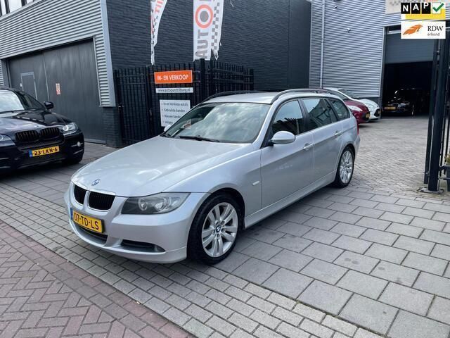 Grijs, metallic lak Gebruikt 2006 BMW 320 Executive Stationwagen | € 4.499 (Eerlijke prijs) - Afbeelding 1/4