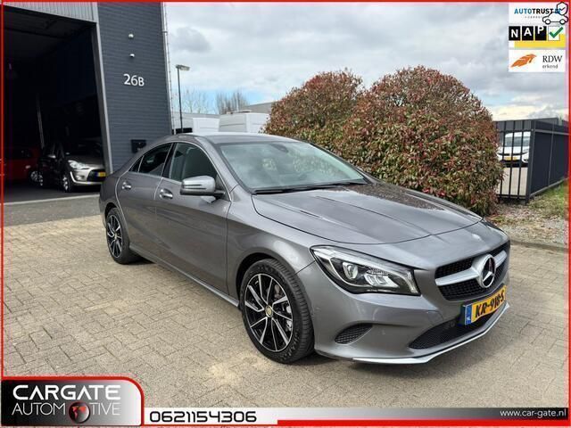 Grijs Gebruikt 2016 Mercedes CLA180 Ambition Sedan | € 14.999 (Eerlijke prijs) - Afbeelding 1/4