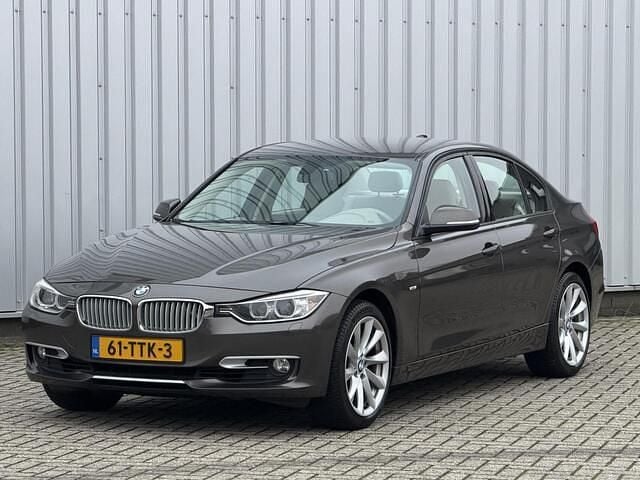 Bruin Gebruikt 2012 BMW 328 Luxury Line Sedan | € 12.999 (Eerlijke prijs) - Afbeelding 1/4