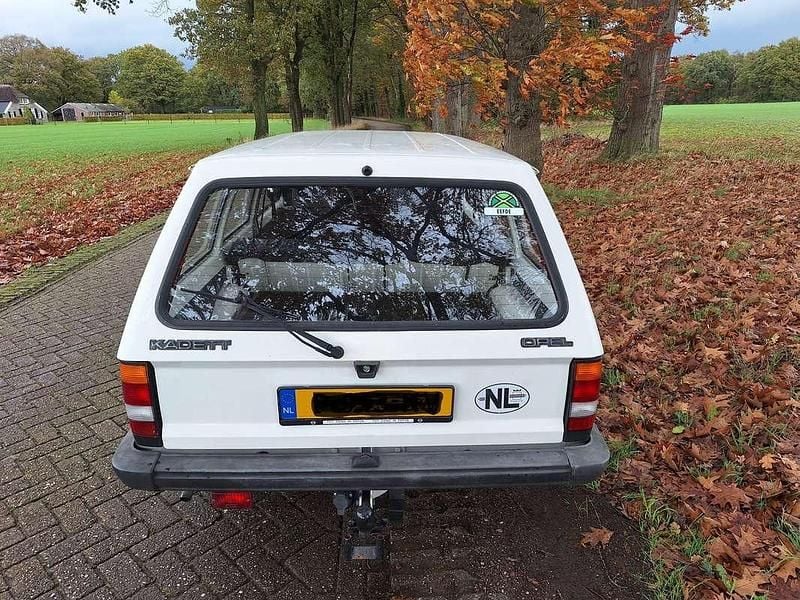 Wit Gebruikt 1983 Opel Kadett Stationwagen | € 7.000 - Afbeelding 1/4