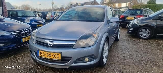 Grijs Gebruikt 2006 Opel Astra GTC Cosmo Hatchback | € 1.199 (Eerlijke prijs) - Afbeelding 1/4