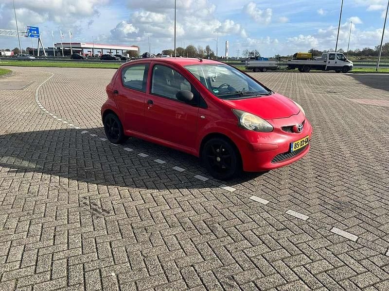Rood Gebruikt 2007 Toyota Aygo Hatchback | € 2.200 (Goede deal) - Afbeelding 1/4