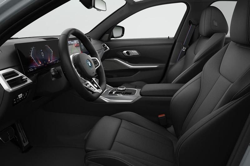 Nieuw BMW 330e M Sport 292 PK (214 kW) 2026 Skyscraper grey metallic (grijs metallic) Sedan