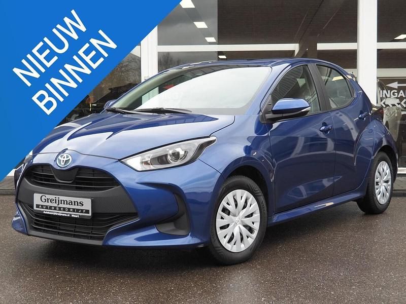 Blauw Occasion 2024 Toyota Yaris Hybrid Comfort Hatchback | € 22.950 (Eerlijke prijs) - Afbeelding 1/4