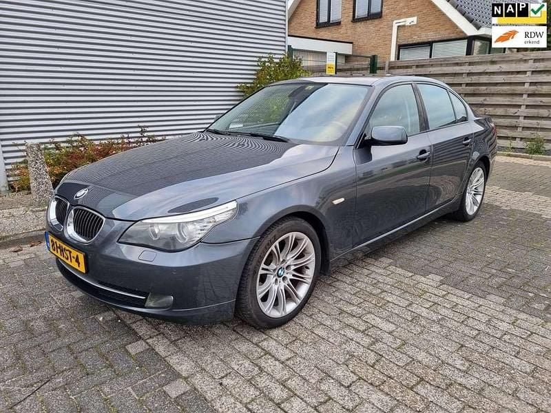 Grijs Gebruikt 2009 BMW 523 M Sport Sedan | € 4.950 (Super prijs) - Afbeelding 1/4