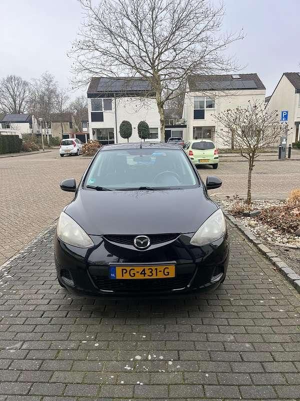 Zwart Occasion 2009 Mazda 2 Hatchback | € 3.750 (Eerlijke prijs) - Afbeelding 1/4