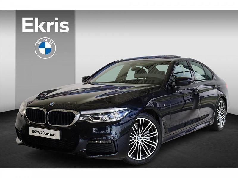 Carbonschwarz metallic (zwart metallic) Gebruikt 2019 BMW 520 M Sport Sedan | € 31.900 (Eerlijke prijs) - Afbeelding 1/4