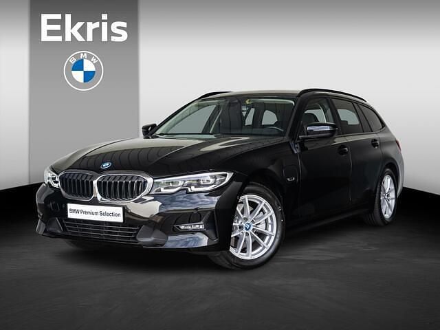 Zwart Gebruikt 2022 BMW 320 Executive Stationwagen | € 31.900 (Eerlijke prijs) - Afbeelding 1/4