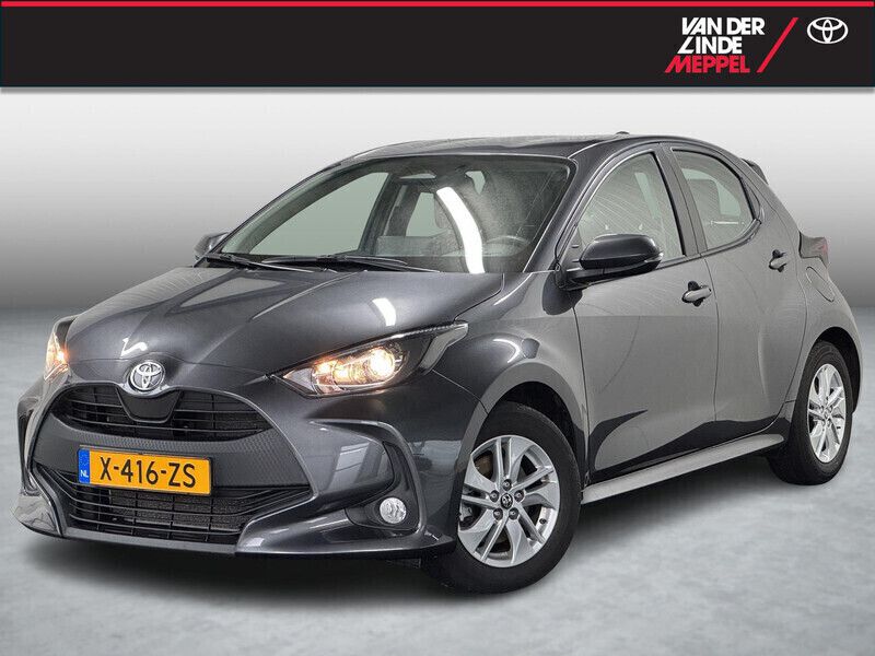Grijs Gebruikt 2024 Toyota Yaris Hybrid Active Hatchback | € 23.950 (Eerlijke prijs) - Afbeelding 1/4