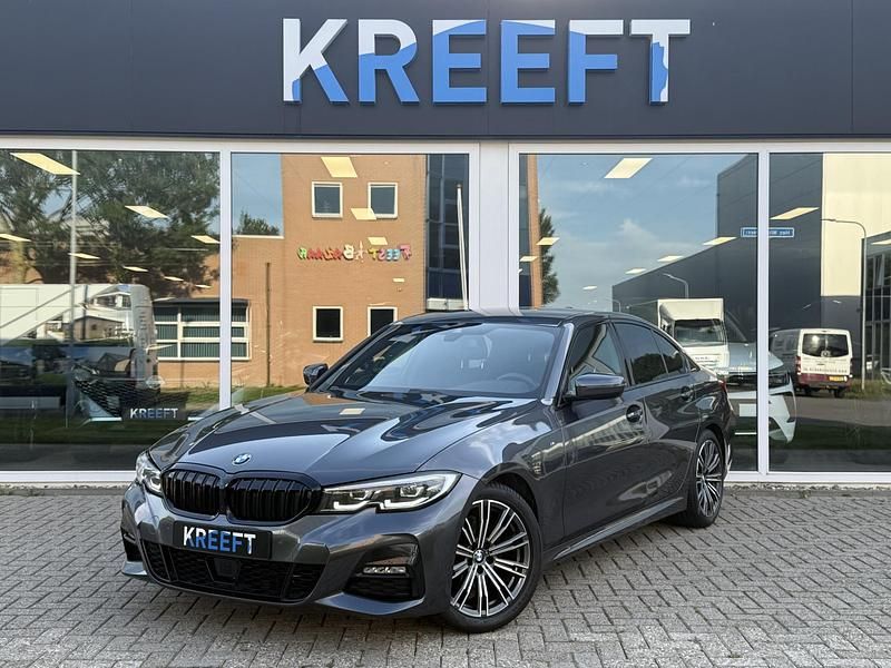 Grijs, metallic lak Gebruikt 2021 BMW 320 Executive Sedan | € 32.950 (Eerlijke prijs) - Afbeelding 1/4