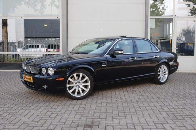 Zwart, metallic lak Gebruikt 2008 Jaguar XJ Executive Sedan | € 18.950 - Afbeelding 1/4