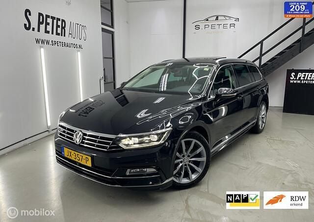 Zwart Gebruikt 2016 VW Passat R-line Stationwagen | € 12.900 (Eerlijke prijs) - Afbeelding 1/4