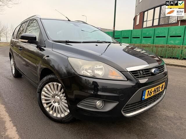 Zwart (metallic) Occasion 2009 Ford Focus Titanium Stationwagen | € 1.545 (Goede deal) - Afbeelding 1/4