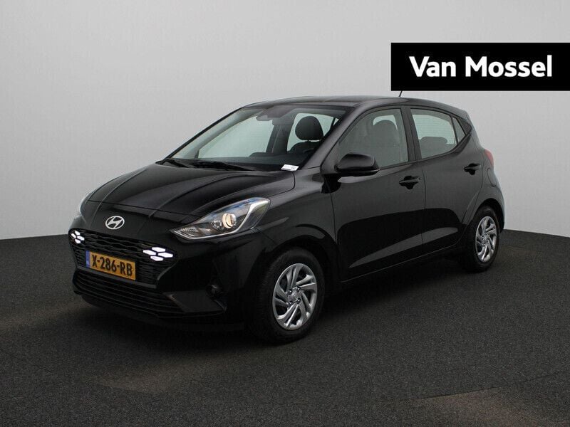 Phantom black (donker zwart) Gebruikt 2024 Hyundai i10 Premium Hatchback | € 16.440 (Eerlijke prijs) - Afbeelding 1/4