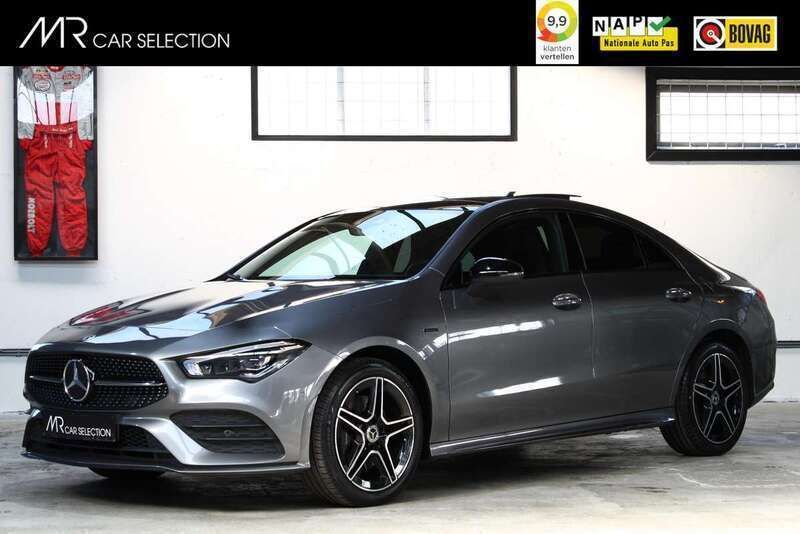 Grijs, metallic lak Gebruikt 2021 Mercedes CLA250e AMG line Sedan | € 32.900 (Eerlijke prijs) - Afbeelding 1/3