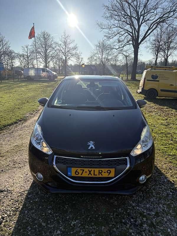 Zwart Gebruikt 2012 Peugeot 208 Allure Hatchback | € 3.450 (Eerlijke prijs) - Afbeelding 1/4