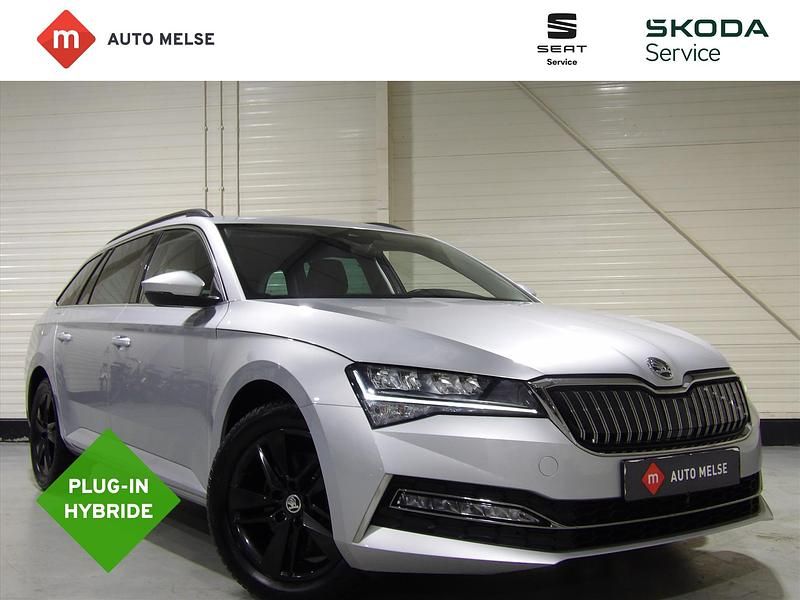 Grijs Gebruikt 2022 Skoda Superb Business Line Stationwagen | € 25.945 (Eerlijke prijs) - Afbeelding 1/4
