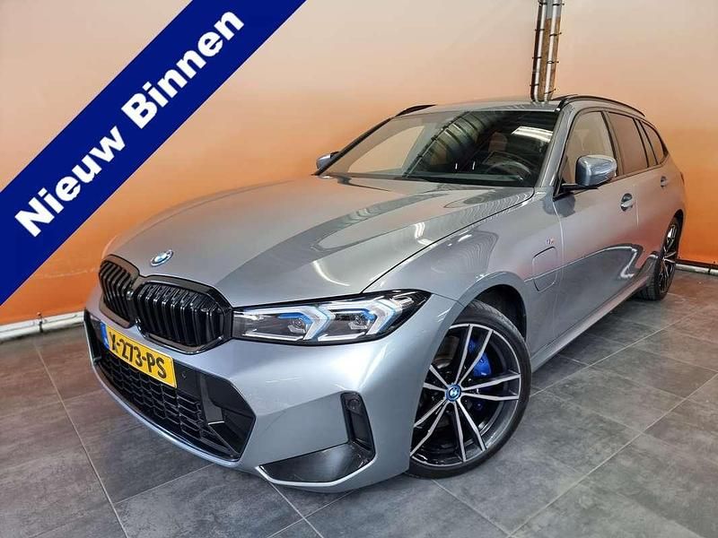 Grijs, metallic lak Gebruikt 2024 BMW 330 M Sport Stationwagen | € 42.900 (Eerlijke prijs) - Afbeelding 1/4