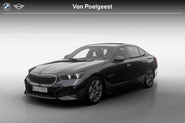 Sophistograu brillianteffect metallic (a90) (grijs metallic) Nieuw 2025 BMW 530e M Sport Sedan | € 85.825 (Eerlijke prijs) - Afbeelding 1/4