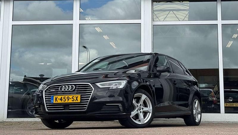 Zwart Gebruikt 2017 Audi A3 Sportback e-tron Sport Sedan | € 14.994 (Eerlijke prijs) - Afbeelding 1/4