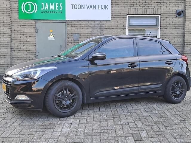 Zwart Gebruikt 2017 Hyundai i20 Comfort Hatchback | € 11.650 (Eerlijke prijs) - Afbeelding 1/4