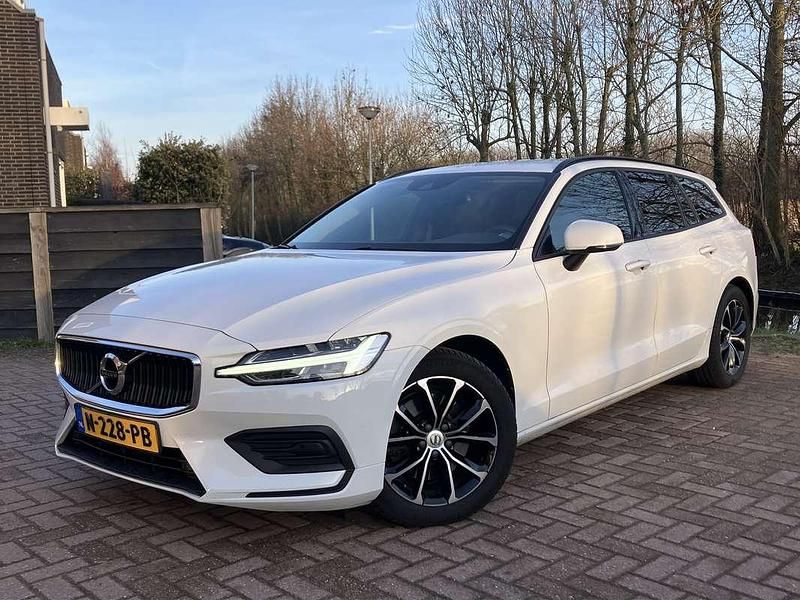 Wit Occasion 2021 Volvo V60 Momentum Stationwagen | € 25.425 (Super prijs) - Afbeelding 1/4
