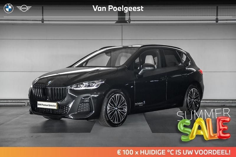 Saphirschwarz metallic (zwart metallic) Gebruikt 2024 BMW 218 Stationwagen | € 45.900 - Afbeelding 1/4