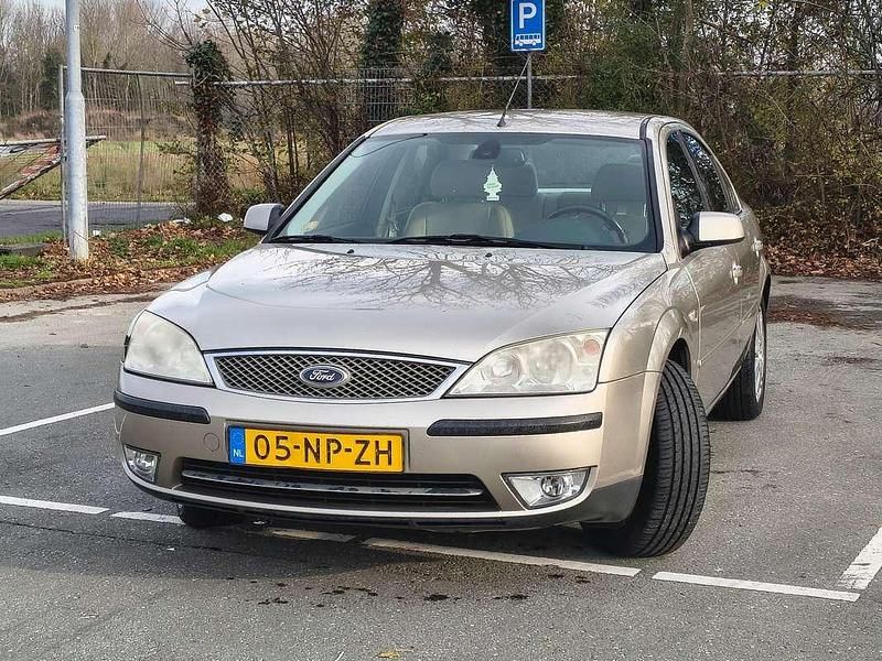 Beige Occasion 2004 Ford Mondeo Ghia Sedan | € 1.500 (Eerlijke prijs) - Afbeelding 1/4