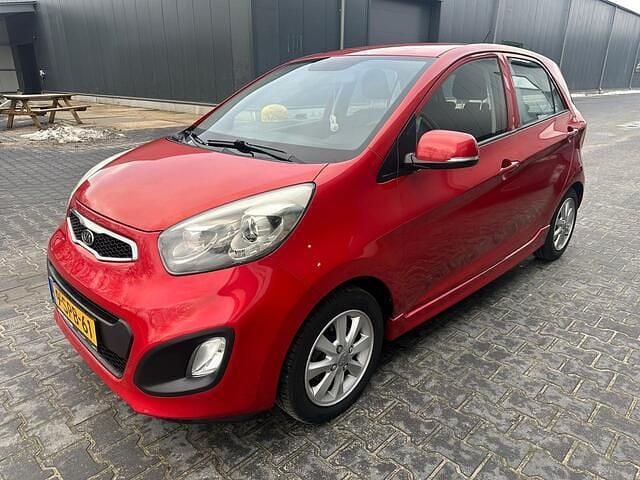 Rood Occasion 2013 Kia Picanto Plus Hatchback | € 4.950 (Goede deal) - Afbeelding 1/4