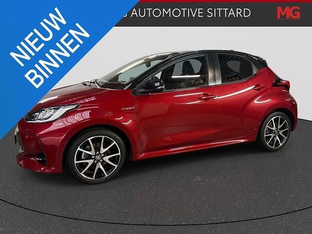 Rood Gebruikt 2021 Toyota Yaris Executive Hatchback | € 23.500 (Eerlijke prijs) - Afbeelding 1/4