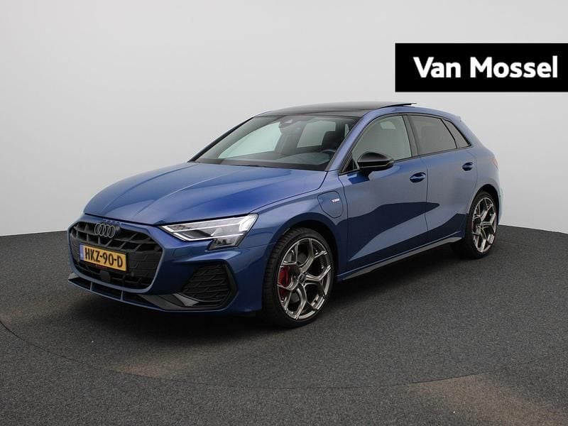 Blauw Gebruikt 2025 Audi A3 Sportback e-tron Competition Hatchback | € 52.400 (Eerlijke prijs) - Afbeelding 1/4