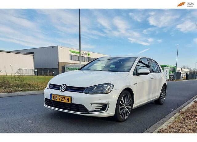 Wit (metallic) Gebruikt 2015 VW Golf VII GTE Hatchback | € 10.500 (Goede deal) - Afbeelding 1/4