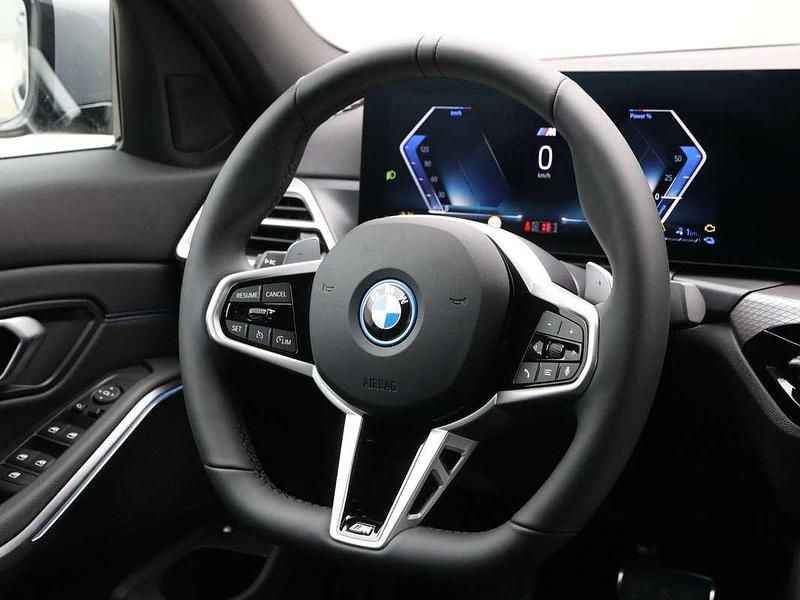 Nieuw BMW 330e Shadowline 292 PK (214 kW) 2025 Grijs Sedan